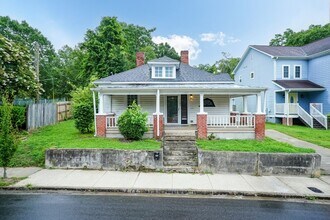 Building Photo - Three Bedroom Home!