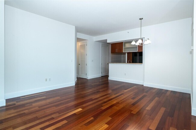 Building Photo - 175 Huguenot St