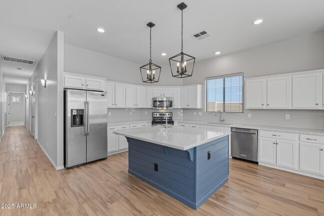 Building Photo - 1545 E Kings Ct