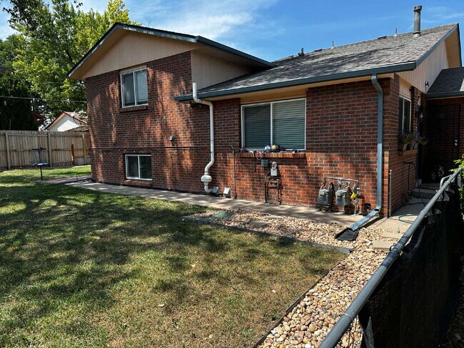Building Photo - AVAILABLE NOW!! Wonderful 3 bed/2 bath hal...