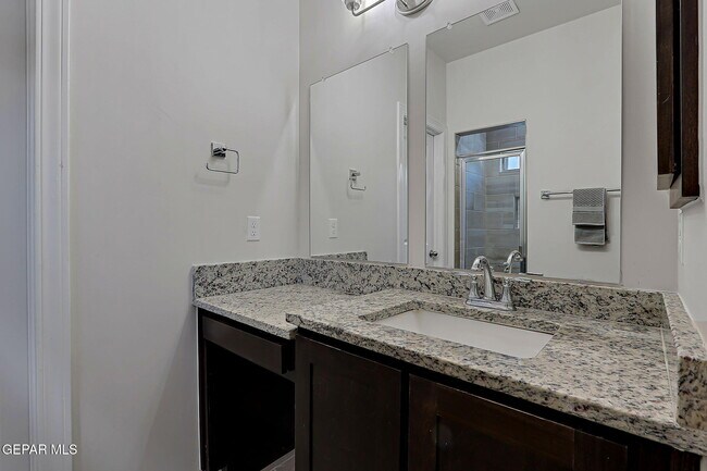 Building Photo - 532 Oakmont