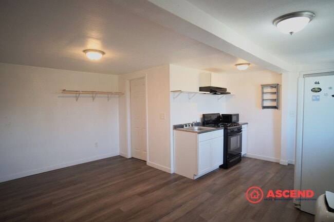 Building Photo - Cozy Studio !!!!