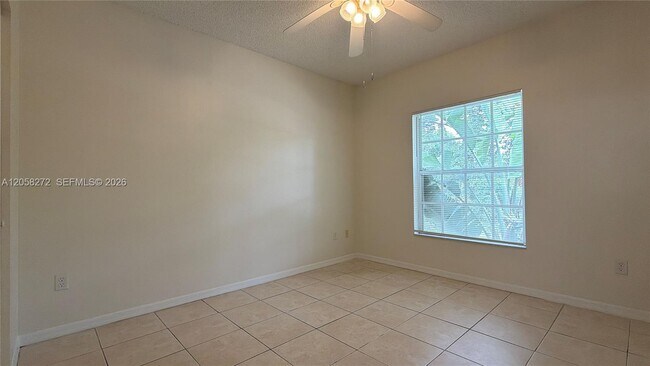Building Photo - 5016 Lantana Rd