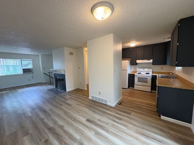 Building Photo - Updated **2 Bedroom | 1.5 Bath | 1-Car Garage Townhome**