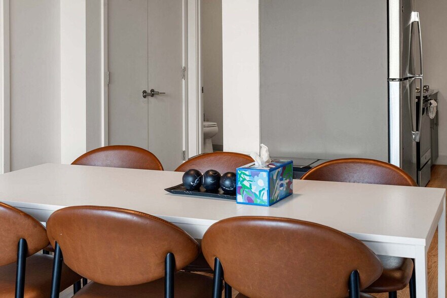 Building Photo - 853 W Blackhawk St