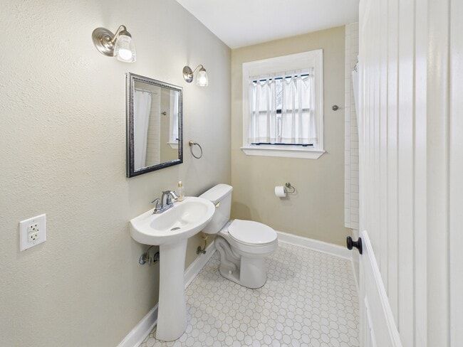 Building Photo - 1206 E 30th St