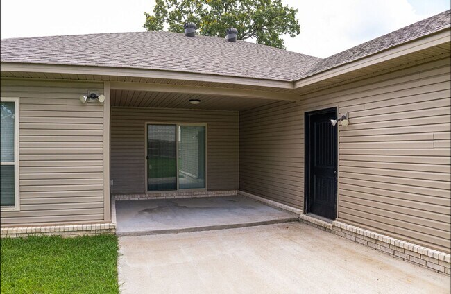 Building Photo - Beautiful home ready!