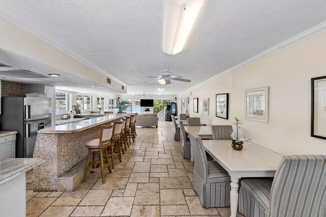Building Photo - 1160 Hillsboro Mile
