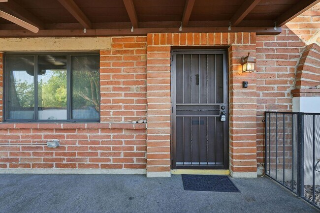 Building Photo - Charming Furnished, 55+ Community in Green Valley!