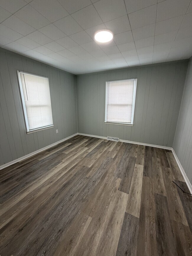 Building Photo - 711 Dennis St