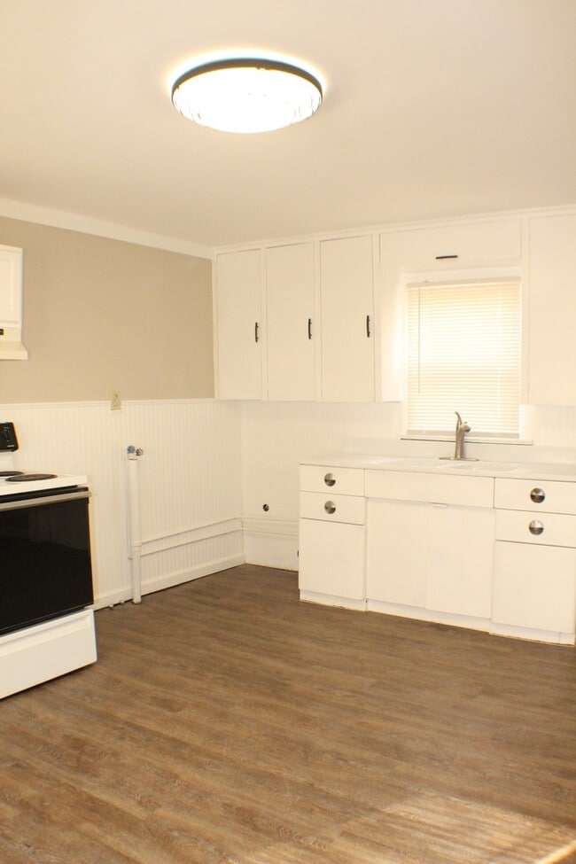 Building Photo - Adorable Small Broken Arrow Home, Close to the Rose District!