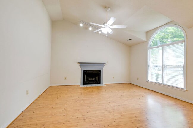 Building Photo - 2290 Greenfield Dr