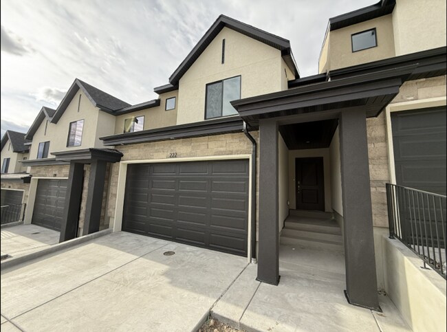 Building Photo - NEW TOWNHOME READY TO MOVE IN!