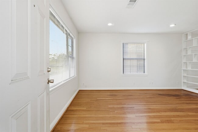 Building Photo - 3521 Burgundy Ln