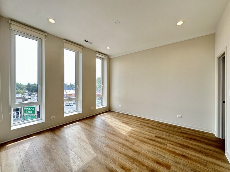 Building Photo - 3215 N Narragansett Ave