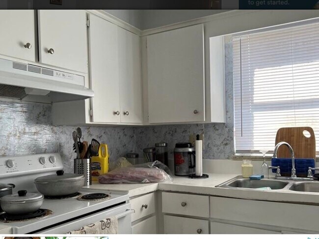 Building Photo - 7210 N Manhattan Ave