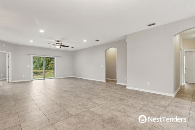 Building Photo - Five Bedroom Beauty in Plummer Creek!