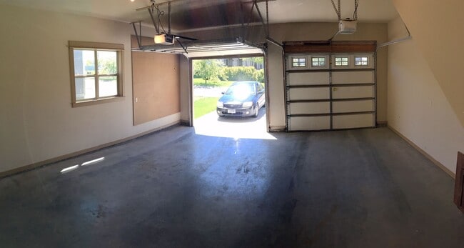 Building Photo - 2811 Blackbird Dr