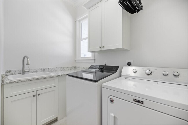 Building Photo - Furnished, Yearly 4bd Home on Siesta Key
