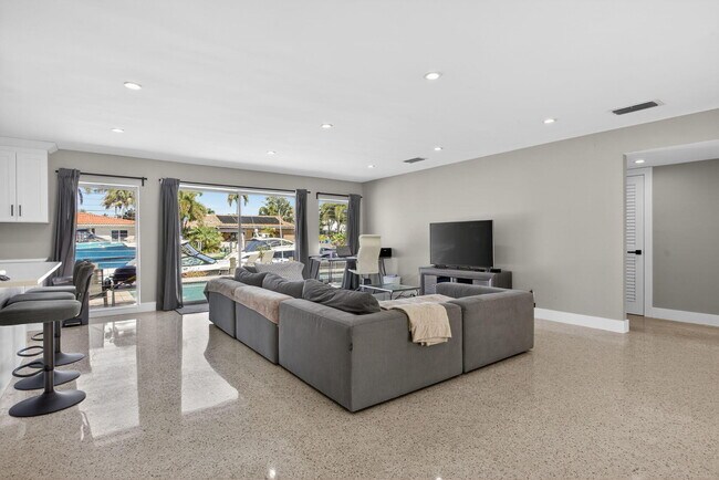 Building Photo - 2433 SE 10th St