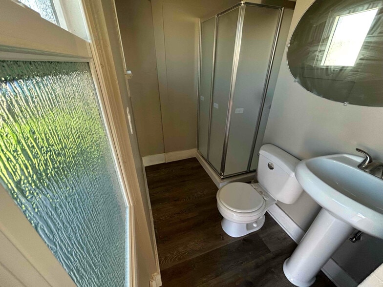 Building Photo - 411 W Chestnut Ave