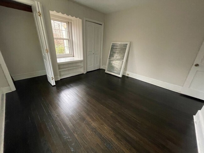 Building Photo - Renovated 2 BR Convenient to Battleground