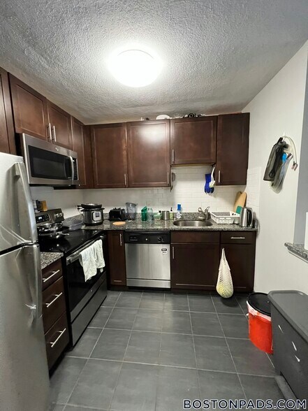 Primary Photo - 24 Whites Ave