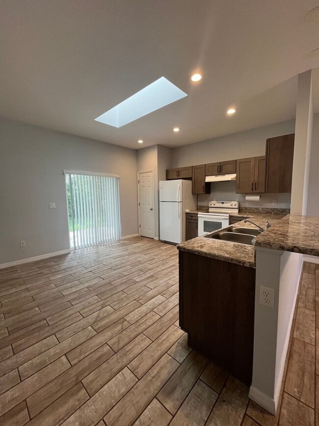 Building Photo - Spacious 3 Bedroom, 2 Bath Duplex – Newer ...
