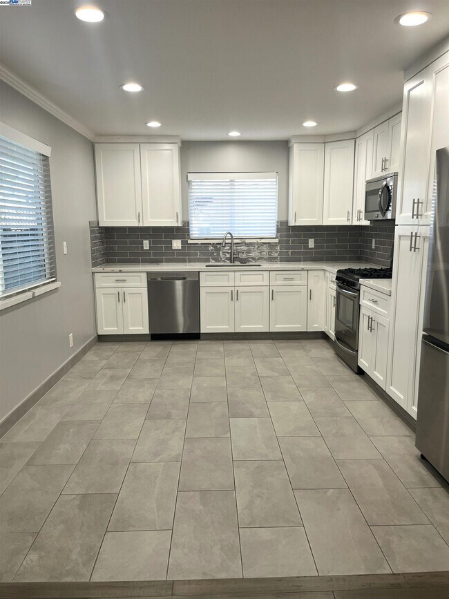 Building Photo - 584 Harvard Ave