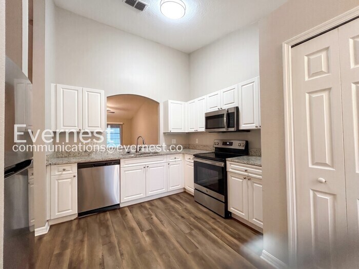 Building Photo - 3435 Village Green Ct