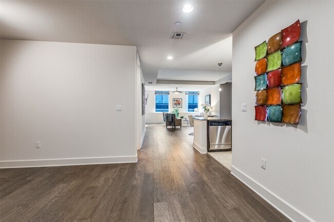 Building Photo - 1505 Elm St