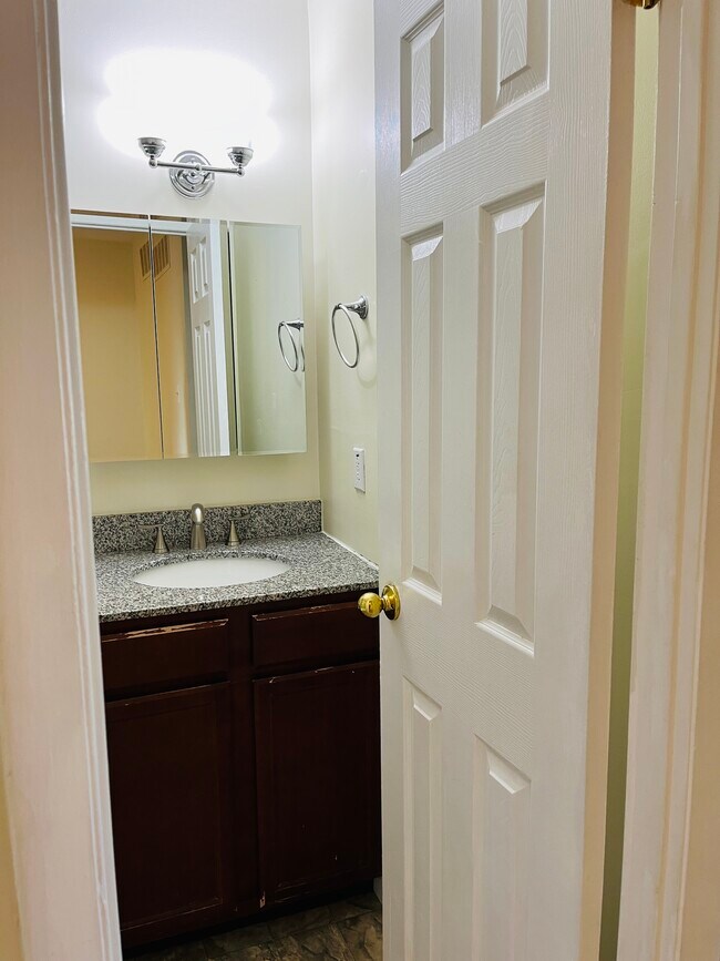 Building Photo - 2 Wimbledon Ln