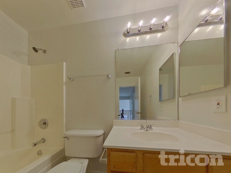 Building Photo - 10791 W Rio Vista Ln