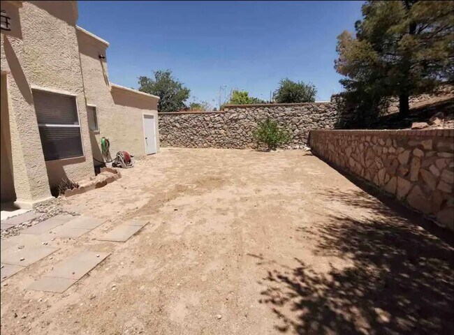 Building Photo - Short Term leases optionn4 Bedrooms 3 baths( near by Sunland Park Dr & Mesa St)