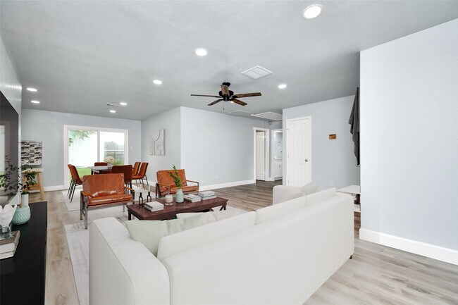 Building Photo - 6411 Hollow Oaks Dr