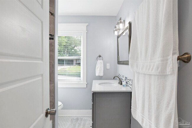 Building Photo - 421 Woodbine Dr