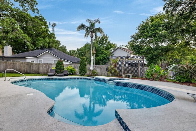 Building Photo - Pool Home