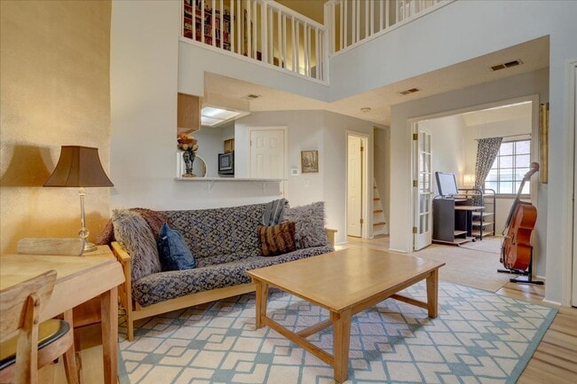 Building Photo - Top Floor FURNISHED 1 Bed/Office/Loft in P...