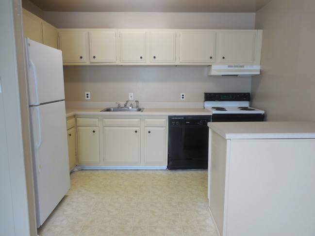 Building Photo - Quail Oaks Apartments