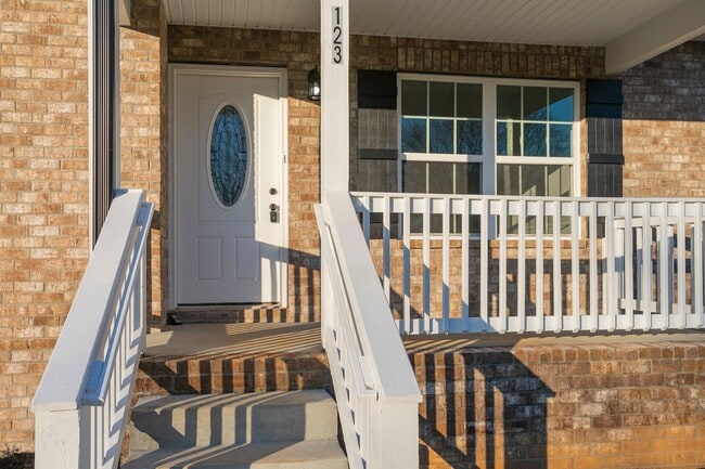 Building Photo - 123 Vanatta Rd