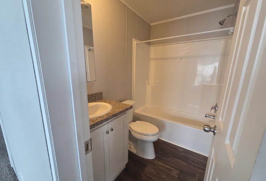 Building Photo - 725 Oak Ln