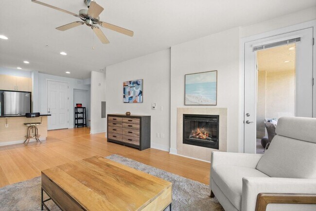 Building Photo - Luxury condo in the heart of downtown Santa Cruz!