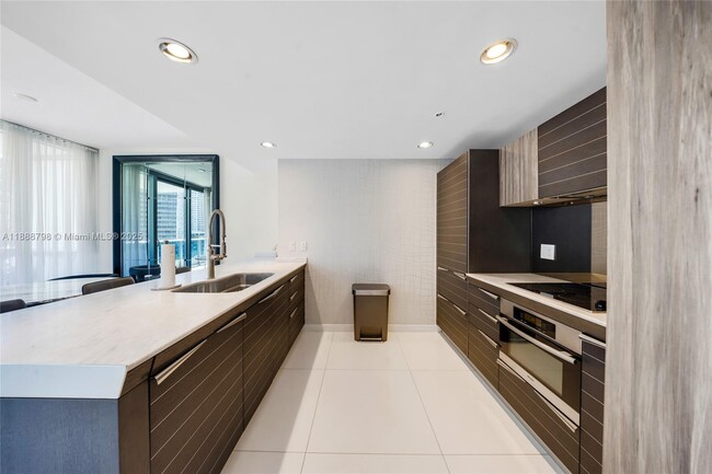 Building Photo - 200 Biscayne Blvd Way