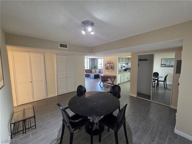 Building Photo - 750 S Royal Crest Cir