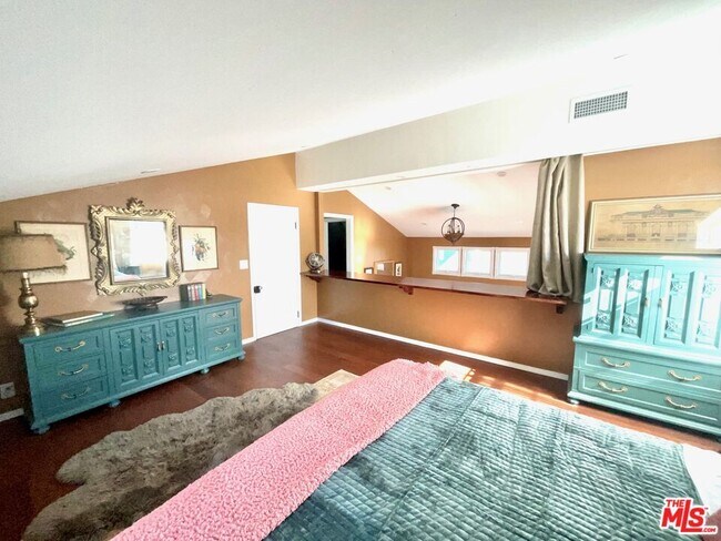 Building Photo - 370 Main St