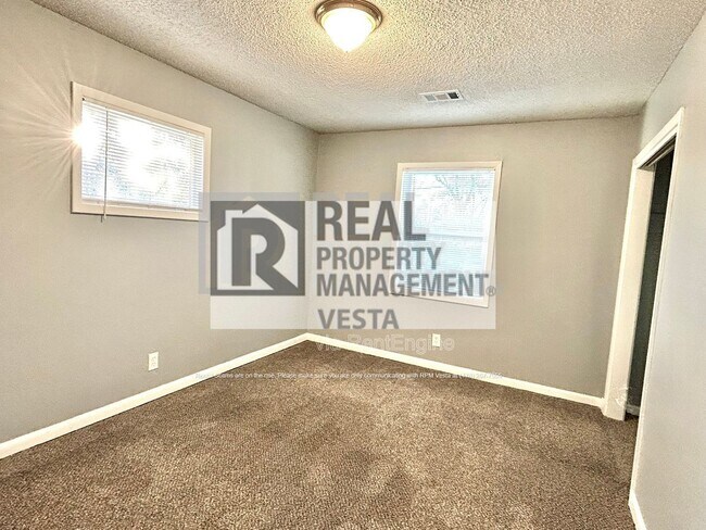 Building Photo - 2403 Groveland Cir N