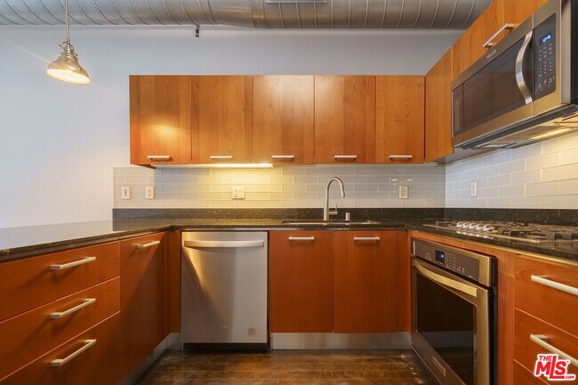 Building Photo - 645 W 9th St