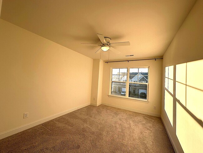 Building Photo - HARRISBURG TOWNHOME