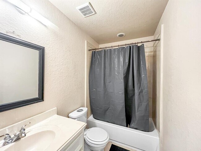 Building Photo - 5715 Ladonia St