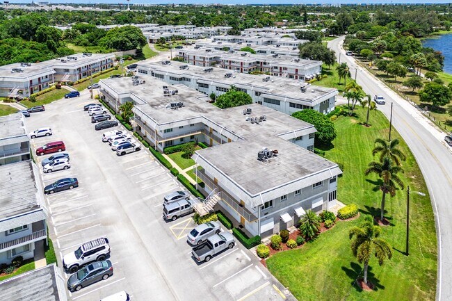 Building Photo - 3120 Lake Osborne Dr